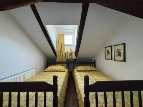 Potkrovlje opremljeno sa dva kreveta i krovnim prozorom. - image 18