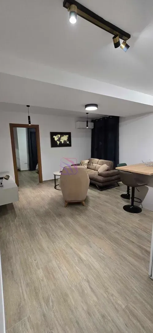 Dnevna soba sa garniturom, foteljom i trpezarijskim dijelom.