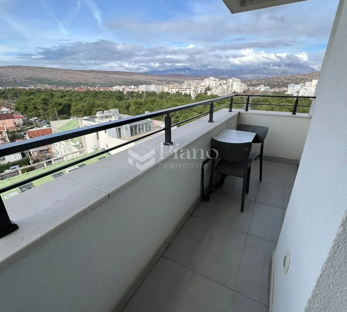 Izdavanje, jednosoban stan, 42m², Tološka šuma, Podgorica