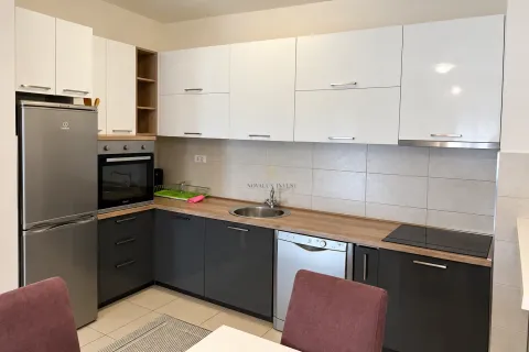 Moderna kuhinja sa bijelim gornjim i tamnim donjim elementima, ugradnim aparatima i frižiderom. - image 5