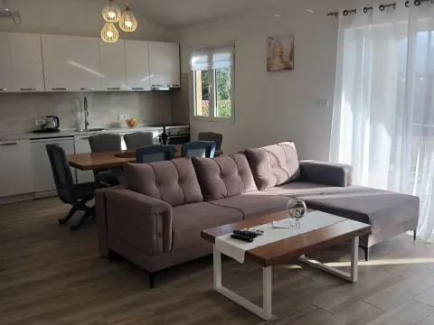 Izdavanje, trosoban stan, 80m², Gradiošnica, Tivat - image 3