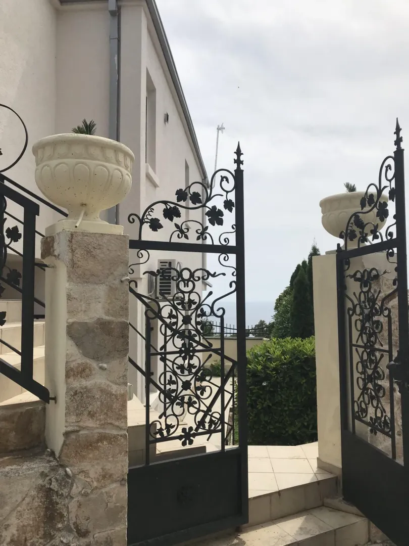 Metalna kovanog gvožđa kapija na ulazu u dvorište kuće.