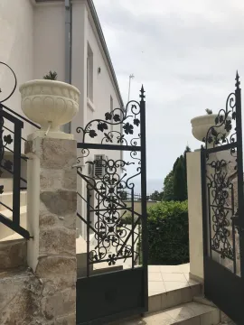 Metalna kovanog gvožđa kapija na ulazu u dvorište kuće. - image 12