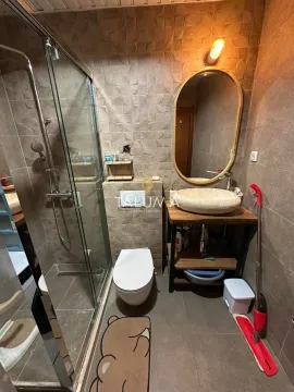 Kupatilo sa tuš kabinom, umivaonikom i wc šoljom. - image 8