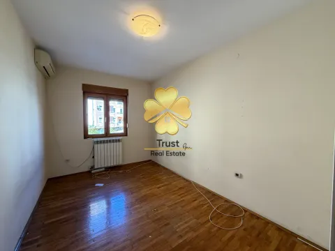 Prazna soba sa parketom i prozorom. - image 16