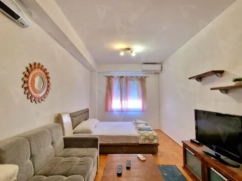 Rent, three bedroom apartment, 90m², Budva, Crna Gora - image 4