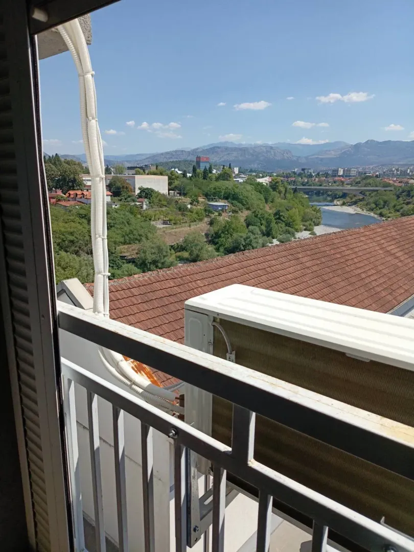 Pogled sa balkona na grad i rijeku.