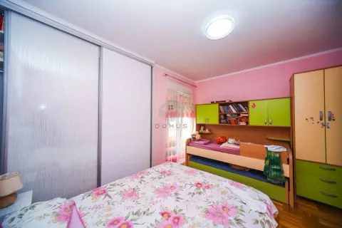 Dječja spavaća soba sa krevetom, garderoberom i roze zidovima. - image 8