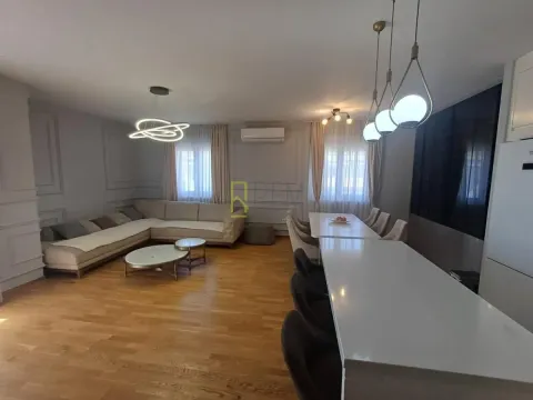 Prostrani dnevni boravak sa trpezarijom i modernim osvjetljenjem. - image 7