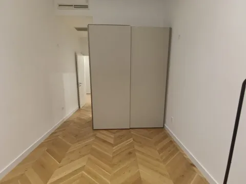 Spavaća soba sa ugradnim ormarom i parketom u riblju kost. - image 17