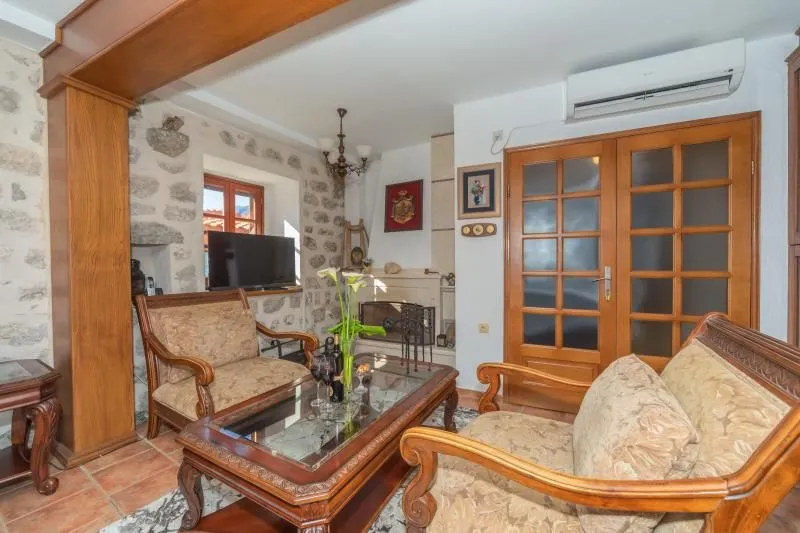 Rent, house, 292m², Kotor, Crna Gora