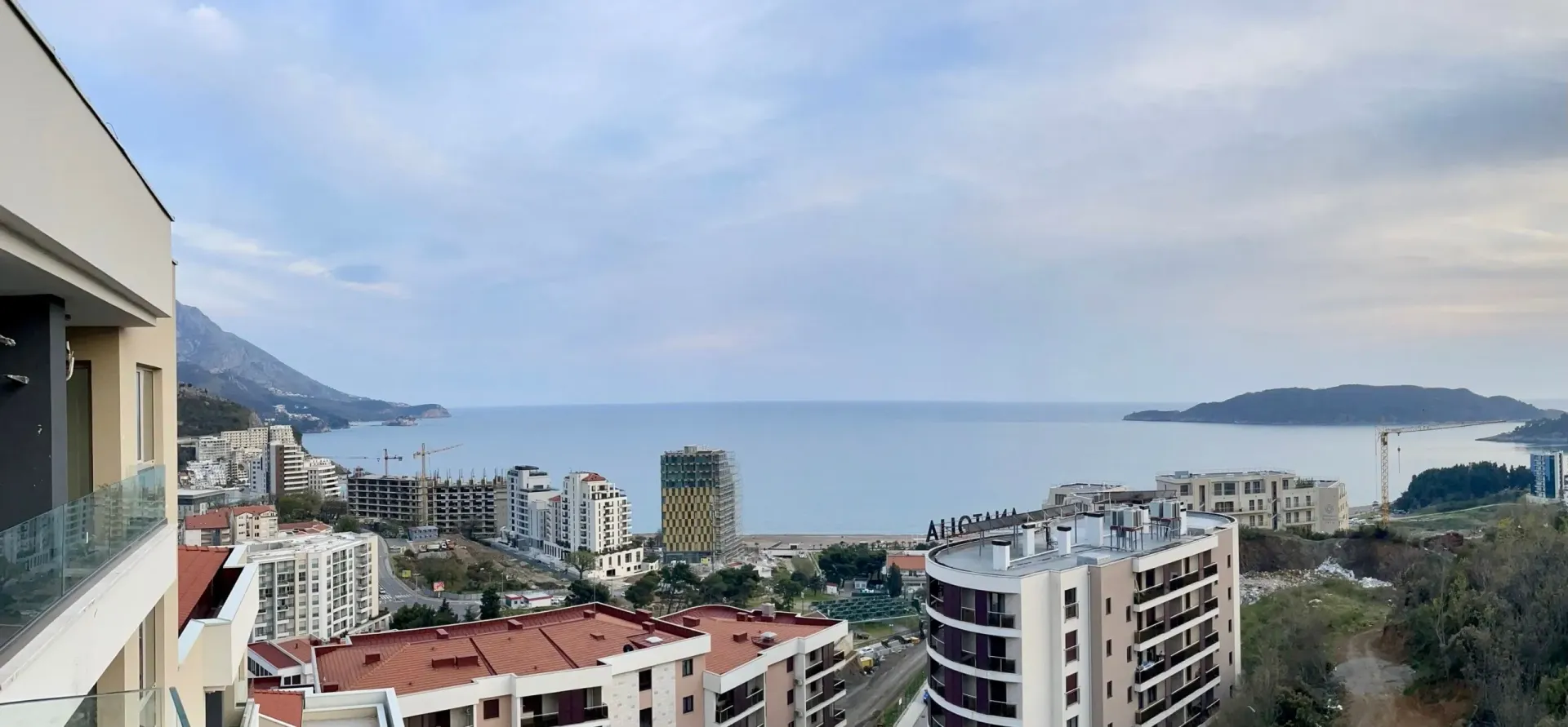 Panoramski pogled na more i okolna naselja sa visine.