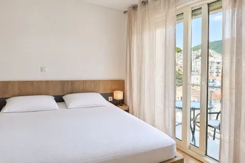 Svijetla spavaća soba sa bračnim krevetom i izlazom na terasu. - image 7