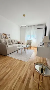 Dnevna soba sa garniturom, stočićima i televizorom. - image 3