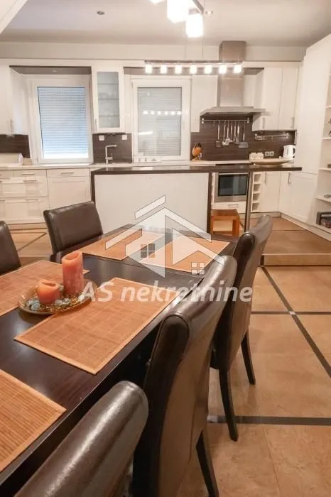 Izdavanje, četvorosoban stan, 140m², Obilićev Venac, Beograd