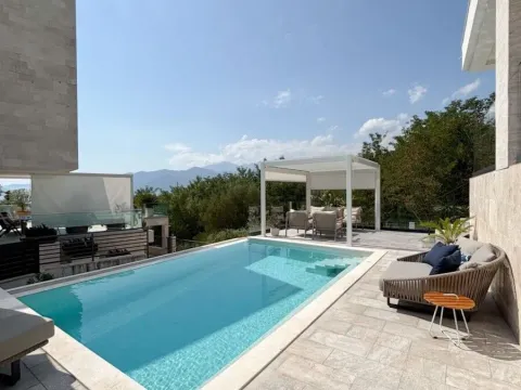 Izdavanje, kuća, 330m², Tivat, Crna Gora - image 12