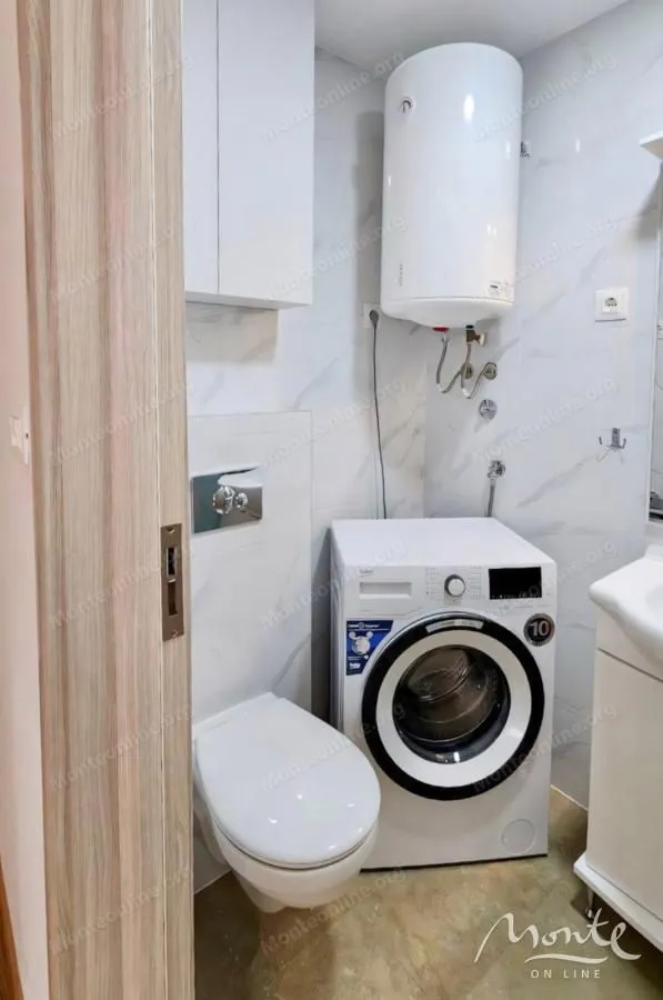 Kupatilo opremljeno sanitarijama, mašinom za veš i bojlerom.