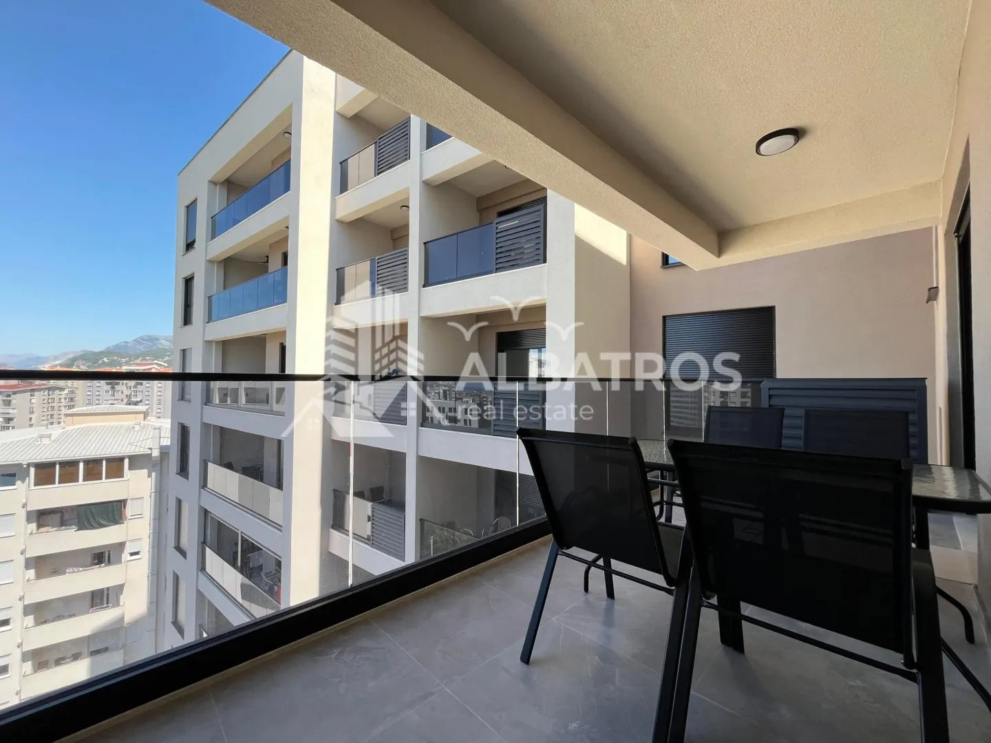 Izdavanje, jednosoban stan, 63m², Centar, Bar