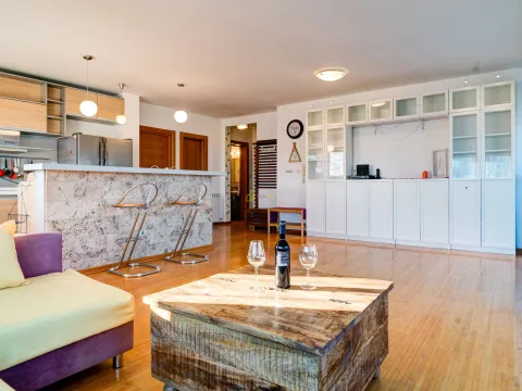 Izdavanje, trosoban stan, 120m², Momišići, Podgorica - image 17