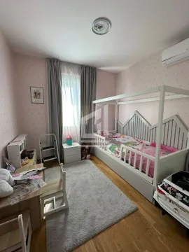 Dječja spavaća soba sa krevetom, radnim stolom i igračkama. - image 6