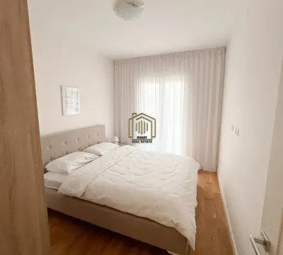 Spavaća soba sa bračnim krevetom, bijelom posteljinom i svijetlim zavjesama. - image 5