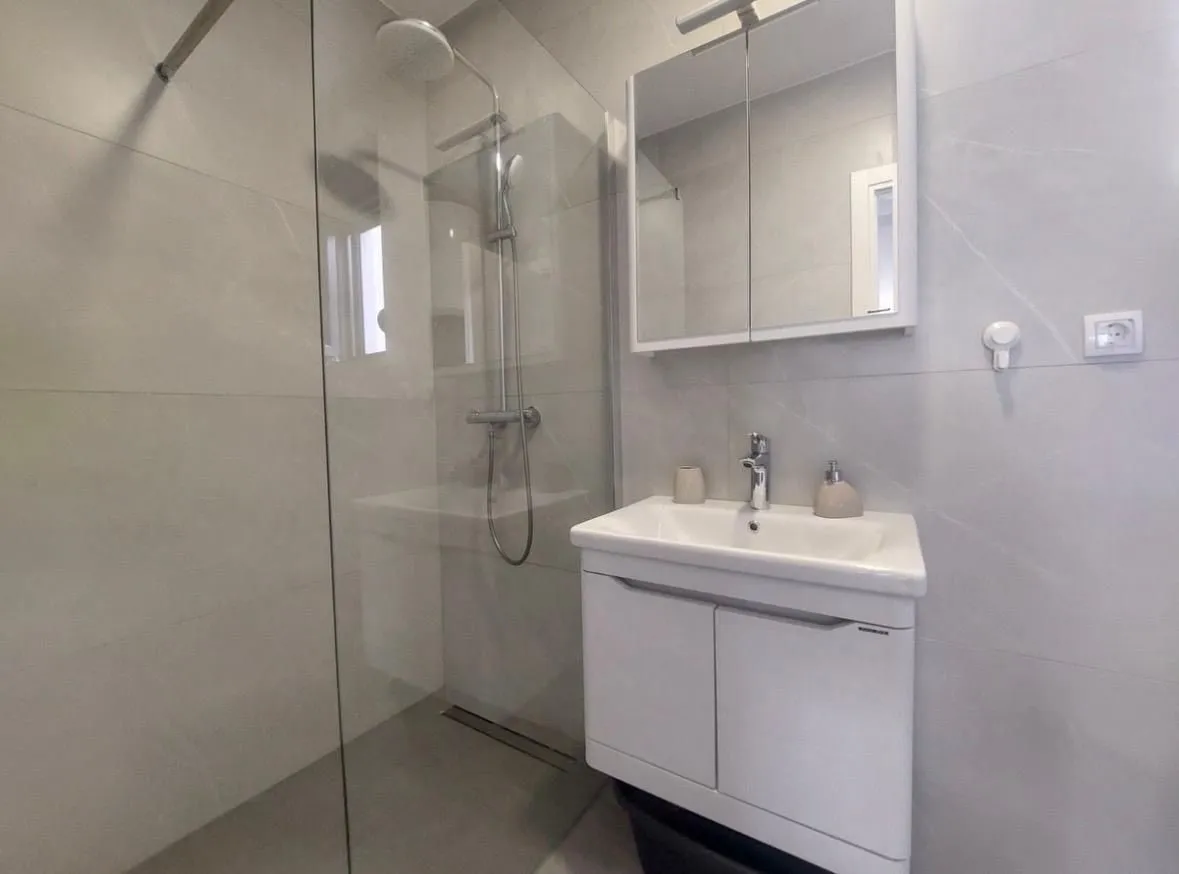 Izdavanje, dvosoban stan, 70m², Gradiošnica, Tivat