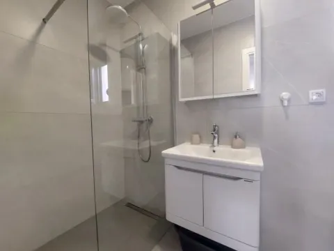 Izdavanje, dvosoban stan, 70m², Gradiošnica, Tivat - image 11