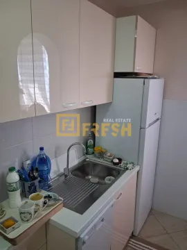 Manja kuhinja sa sudoperom, elementima i frižiderom. - image 2