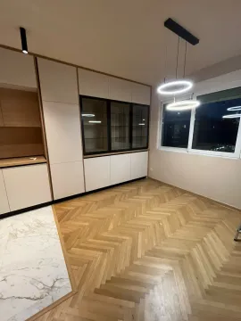 Dnevna soba sa ugradnim plakarima i parketom. - image 6