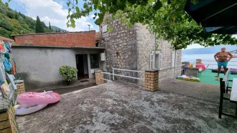 Dvorište kamene kuće sa pogledom na more i zelenilom. - image 10