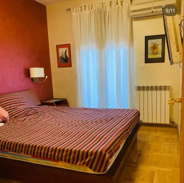 Namještena spavaća soba sa bračnim krevetom. - image 7