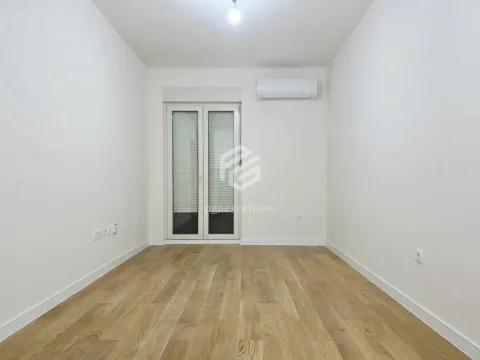 Izdavanje, jednosoban stan, 43m², Central Point, Podgorica