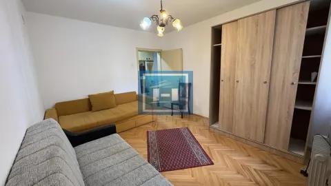Dnevna soba sa dva kauča, drvenim ormarom i parketom. - image 12