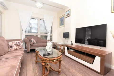 Dnevna soba sa garniturom, televizorom i drvenim stočićem. - image 2