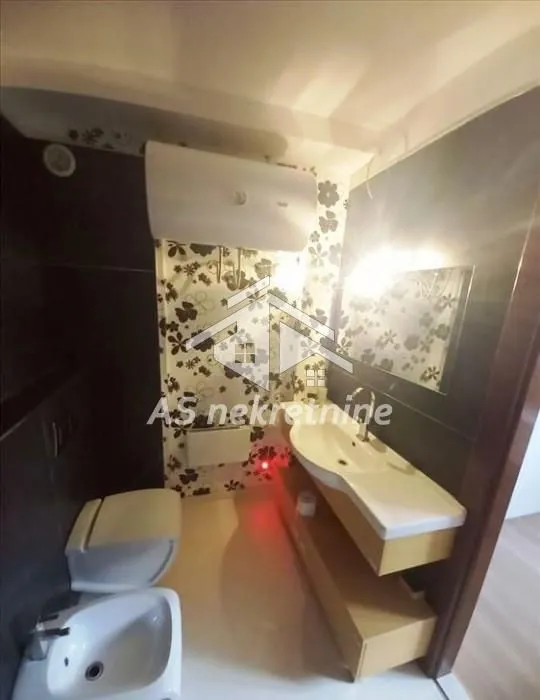 Izdavanje, četvorosoban stan, 120m², Senjak, Beograd