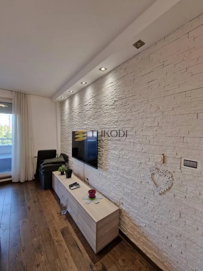 Prodaja, trosoban stan, 86m², Adamovićevo Naselje, Novi Sad Sve Podlokacije
