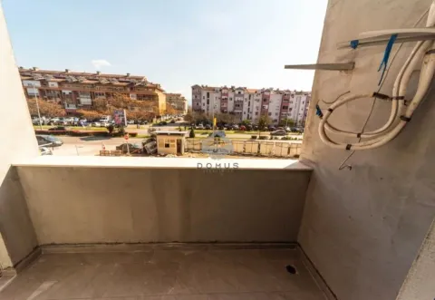Nenamješten balkon sa pogledom na ulicu i okolne zgrade. - image 11