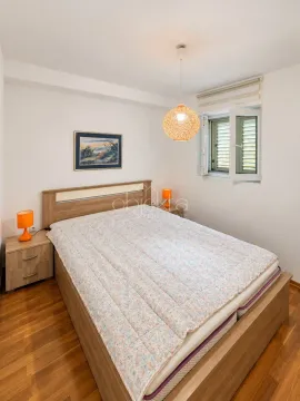 Spavaća soba sa bračnim krevetom, noćnim stočićima i prozorom. - image 8
