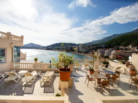 Rent, hospitality venue, 1500m², Bečići, Budva - image 1