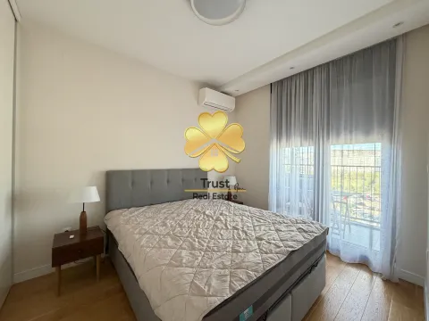 Spavaća soba sa bračnim krevetom, noćnim stočićima i izlazom na terasu. - image 11