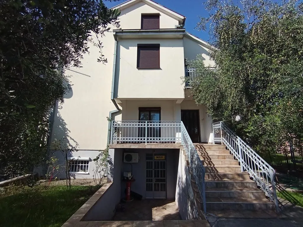 Rent, house, 250m², Gorica C, Podgorica