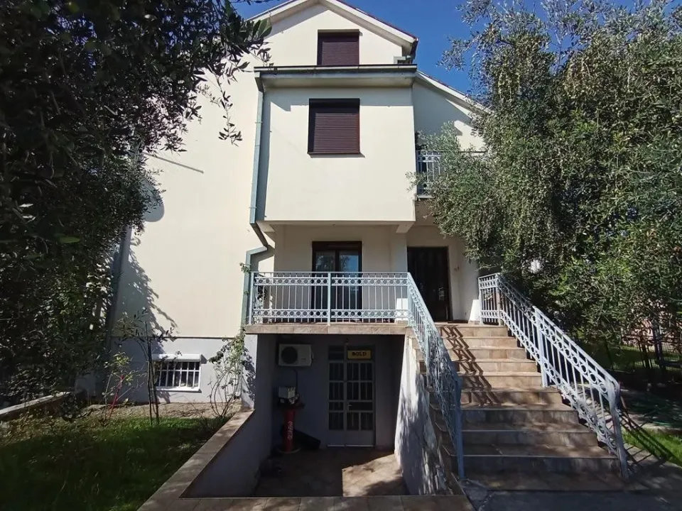 Rent, house, 250m², Gorica C, Podgorica
