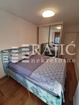 Furnished bedroom with a double bed and a built-in mirrored wardrobe. - image 3