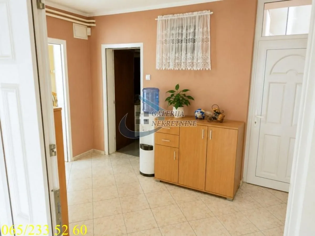 Prodaja, kuća, 190m², Centar, Inđija