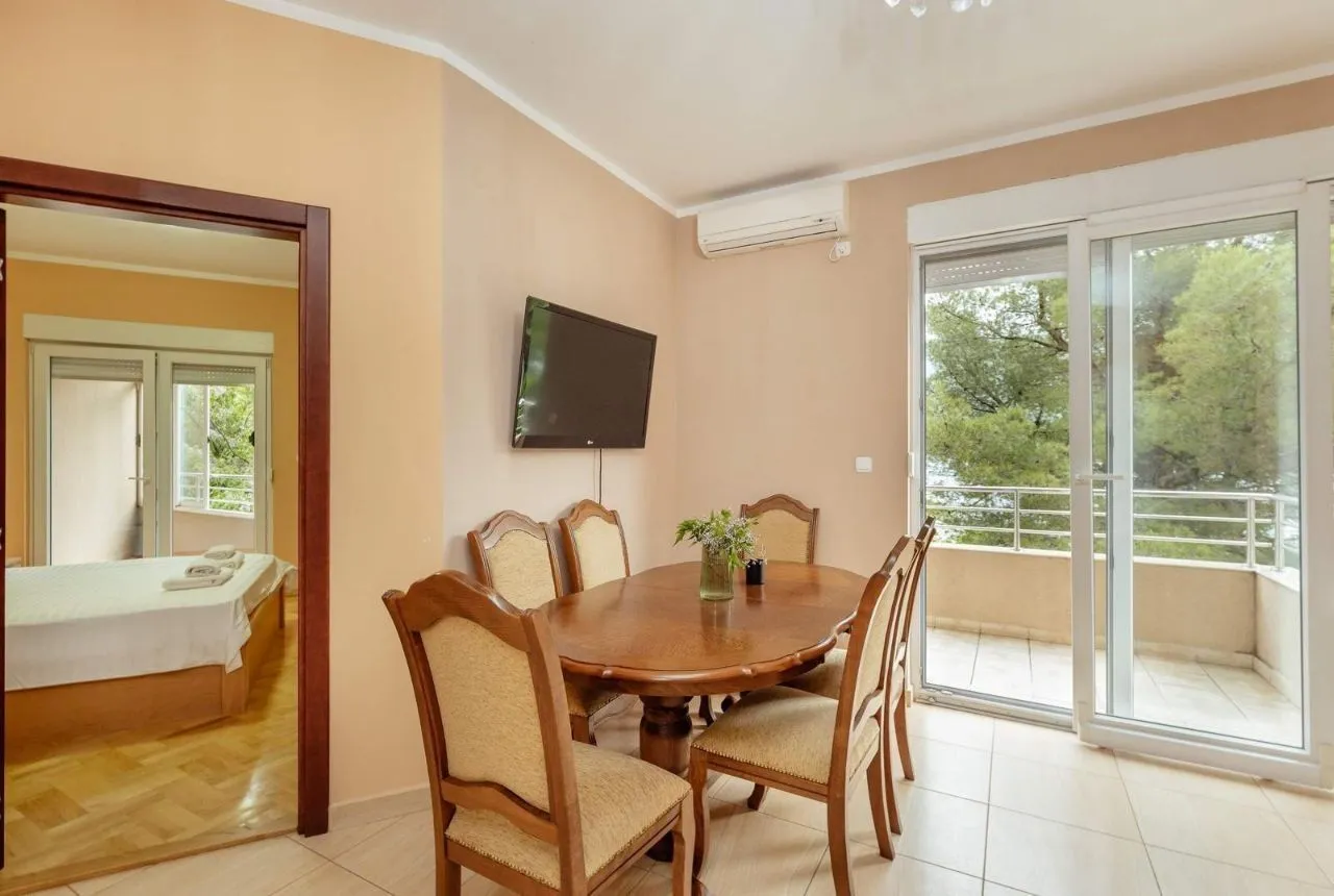 Izdavanje, trosoban stan, 80m², Kumbor, Herceg Novi