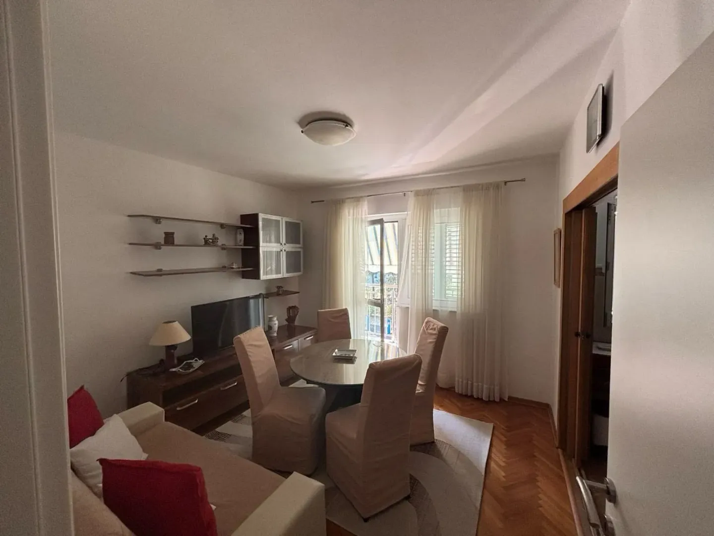 Izdavanje, jednosoban stan, 68m², Centar, Tivat