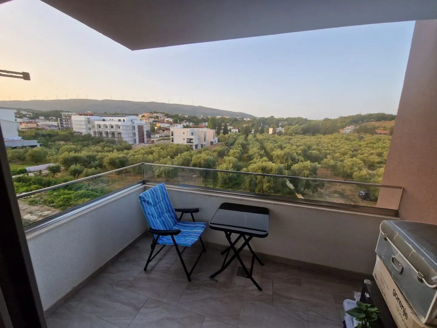 Namtještena terasa sa garniturom za sjedenje i pogledom na okolinu.