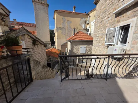 Rent, three bedroom apartment, 120m², Stari Grad, Budva - image 11