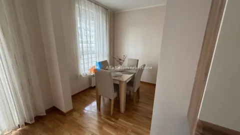 Manja trpezarija sa stolom i stolicama pored prozora. - image 7