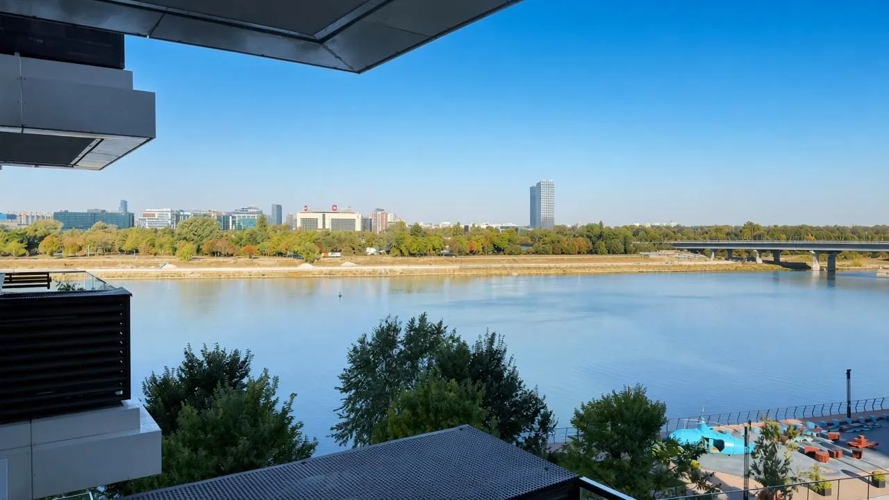 Pogled na reku i grad iz apartmana.